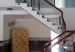 Giá cầu thang kính inox có đắt không?