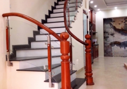 Tại sao nên chọn cầu thang kính cường lực tay vịn gỗ