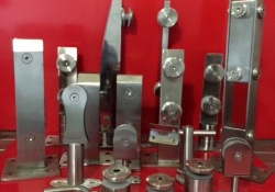 Địa chỉ cung cấp chân lan can đỡ kính uy tín