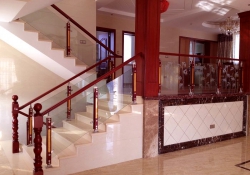 Địa chỉ thiết kế thi công cầu thang kính