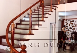 Lý do nào bạn nên chọn lan can cầu thang kính tay vịn gỗ?