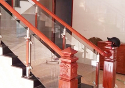 Chọn mẫu cầu thang gỗ biệt thự như thế nào?