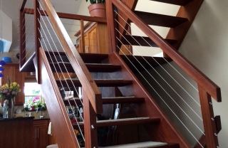 Cầu thang dây cáp inox trụ gỗ sồi Nga