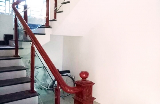 Cầu thang gỗ kính trụ elip