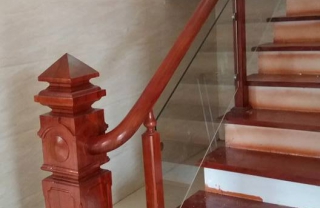 Cầu thang gỗ kính trụ vuông MD001