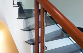 Cầu thang gỗ kính trụ vuông kép MD003