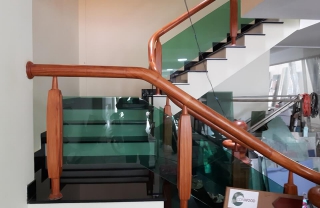Cầu thang gỗ căm xe kính cường lực Á Châu