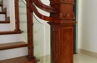 Cầu thang gỗ Lim Nam Phi kính cường lực con tiện CNC