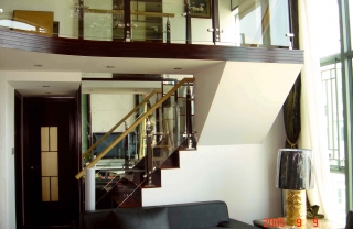 Cầu thang kính trụ inox 2 nẹp gỗ dài