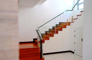 Cầu thang kính trụ lửng cánh buồm TLMD01