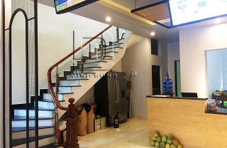 Cầu thang kính tay vịn gỗ MD0014