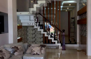 Cầu thang kính tay vịn gỗ MD0015