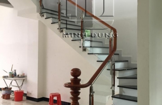 Cầu thang kính tay vịn gỗ MD0016