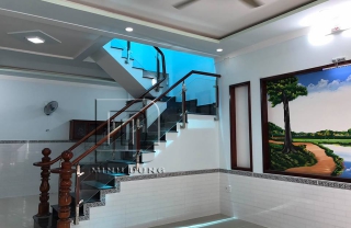 Cầu thang kính tay vịn gỗ MD0017