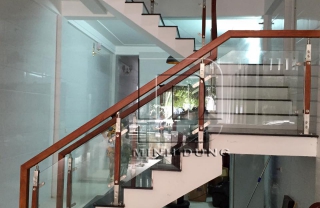 Cầu thang kính tay vịn gỗ MD0018