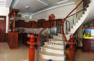 Cầu thang kính tay vịn gỗ MD0022