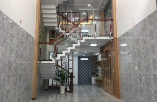 Cầu thang kính tay vịn gỗ MD0025