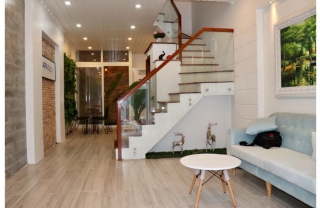 Cầu thang kính tay vịn gỗ MD0033