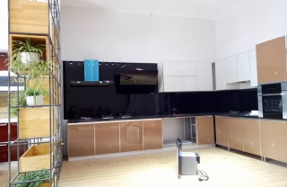 Kính màu đen ốp bếp