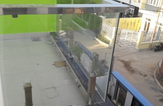 Lan can kính mặt tiền MD13