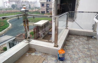 Lan can ban công kính cường lực trụ inox hộp vuông 80x80