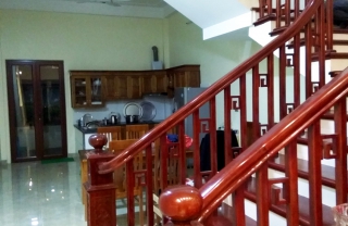 Tay vịn cầu thang gỗ con tiện vuông MD300