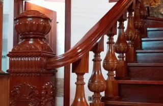 Tay vịn cầu thang gỗ Hương Nam Phi Vuông 12