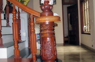 Tay vịn cầu thang gỗ nghiến con tiện đơn