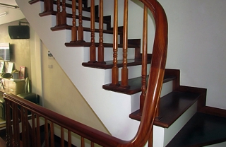 Tay vịn cầu thang gỗ nghiến con tiện kép