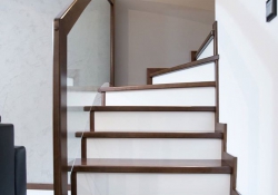 Cầu thang gỗ kính đẹp sự lựa chọn hoàn hảo