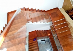 Những mẫu cầu thang kính gỗ đẹp