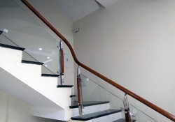 Cầu thang kính tay vịn gỗ và những điều tuyệt vời
