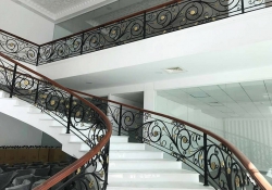 Cầu thang sắt đẹp cho nhà phố đẹp và tinh tế