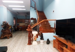 Cầu thang kính cho nhà hẹp thêm hiện đại