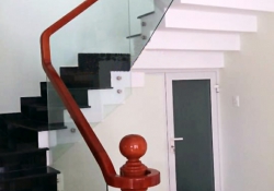 Không gian cuốn hút hơn với mẫu cầu thang kính không trụ