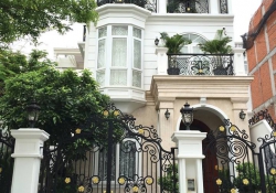 Những mẫu lan can ban công sắt đẹp cho ngôi nhà bạn