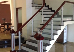 Lắp đặt cầu thang kính là sự lựa chọn ưu tiên số 1 hiện nay