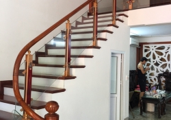 Những mẫu cầu thang kính đẹp nhất cho mọi ngôi nhà
