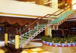 Những mẫu lan can cầu thang kính cường lực đẹp đáng bỏ túi