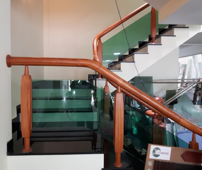 Cầu thang gỗ căm xe kính cường lực Á Châu
