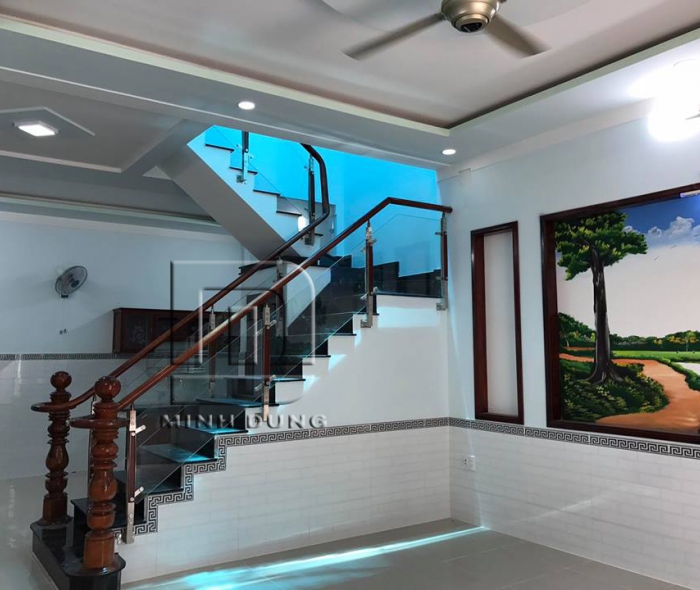 Cầu thang kính tay vịn gỗ MD0017