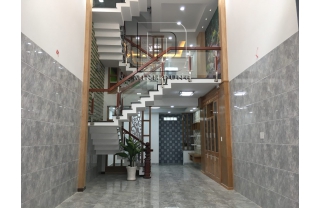 Cầu thang kính tay vịn gỗ MD0025