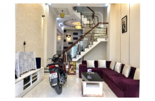 Cầu thang kính tay vịn gỗ MD0027