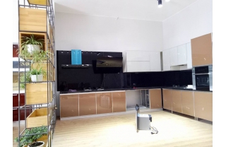 Kính màu đen ốp bếp