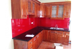 Kính màu đỏ đô ốp bếp 