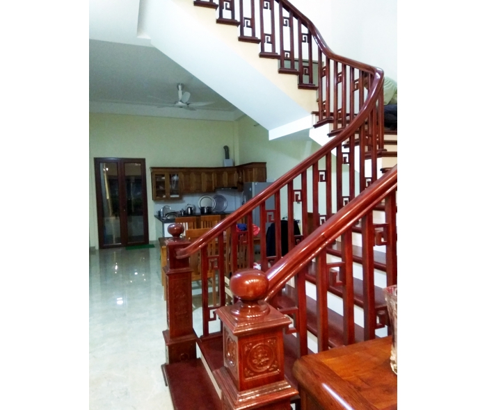Tay vịn cầu thang gỗ con tiện vuông MD300