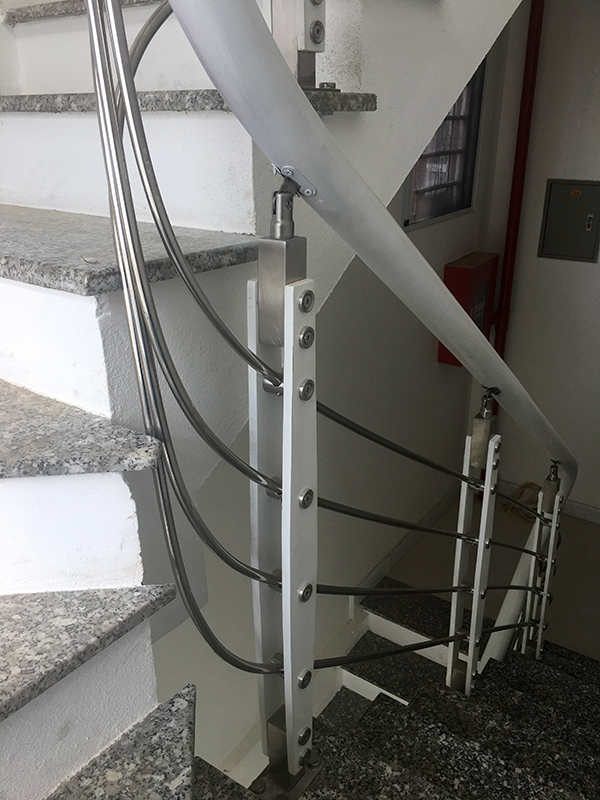 Thi công cầu thang inox giá bao nhiêu tiền?