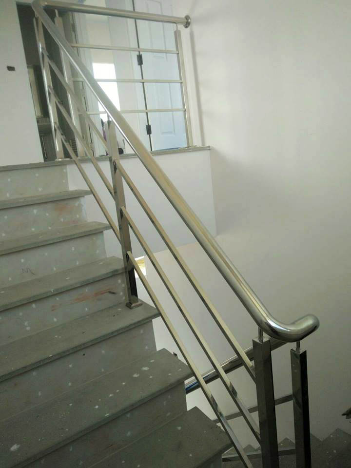 Thi công cầu thang inox giá bao nhiêu tiền?