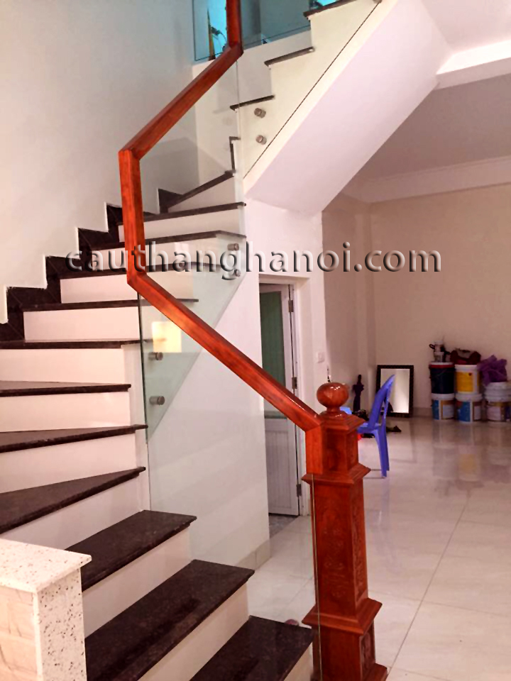 Lan can cầu thang kính cường lực – Điểm nhấn ấn tượng
