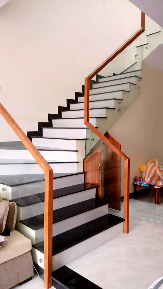 Những mẫu cầu thang kính đẹp nhất cho mọi ngôi nhà